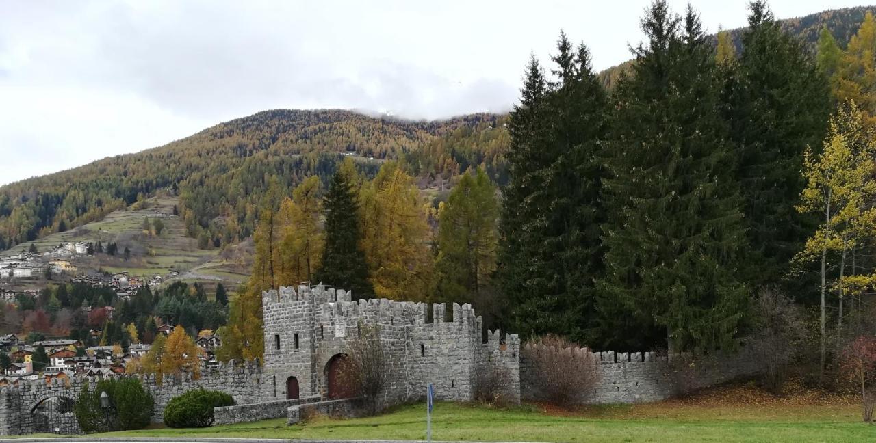 Un Nido Nella Torre Del Castello Daire Ponte Di Legno Dış mekan fotoğraf